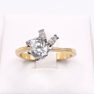 Size 8 Glass stones gold tone ring